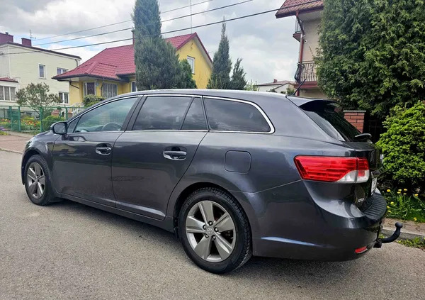 toyota avensis świętokrzyskie Toyota Avensis cena 46999 przebieg: 228000, rok produkcji 2014 z Ozimek